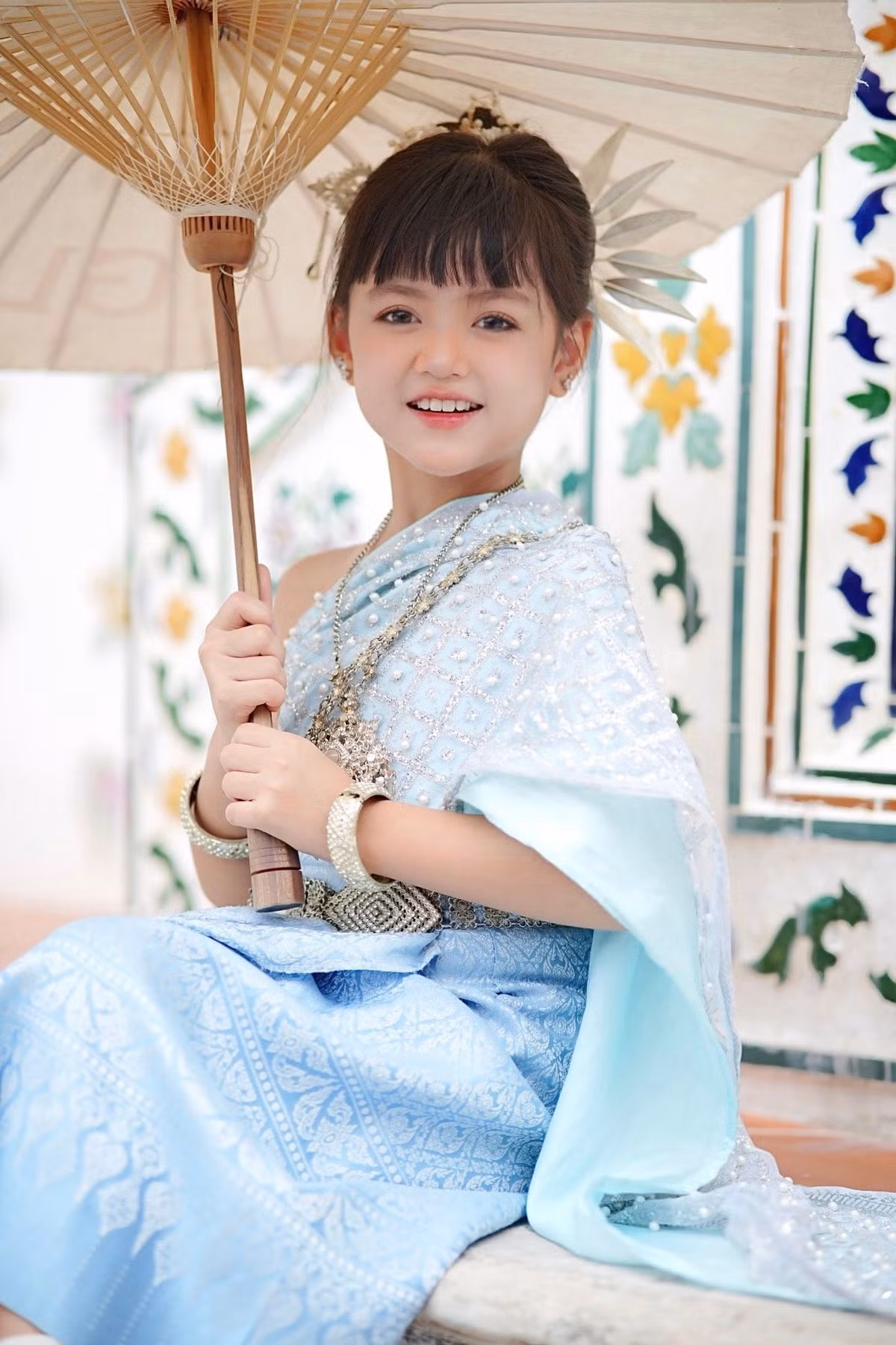 Từ ánh mắt trong veo khi nghiêng mình cầm chiếc ô giấy cho đến nụ cười rạng rỡ khi chắp tay vái chào truyền thống, mọi khoảnh khắc của An Nhiên đều toát lên thần thái chuyên nghiệp, cuốn hút đến lạ. (Ảnh: FBNV)