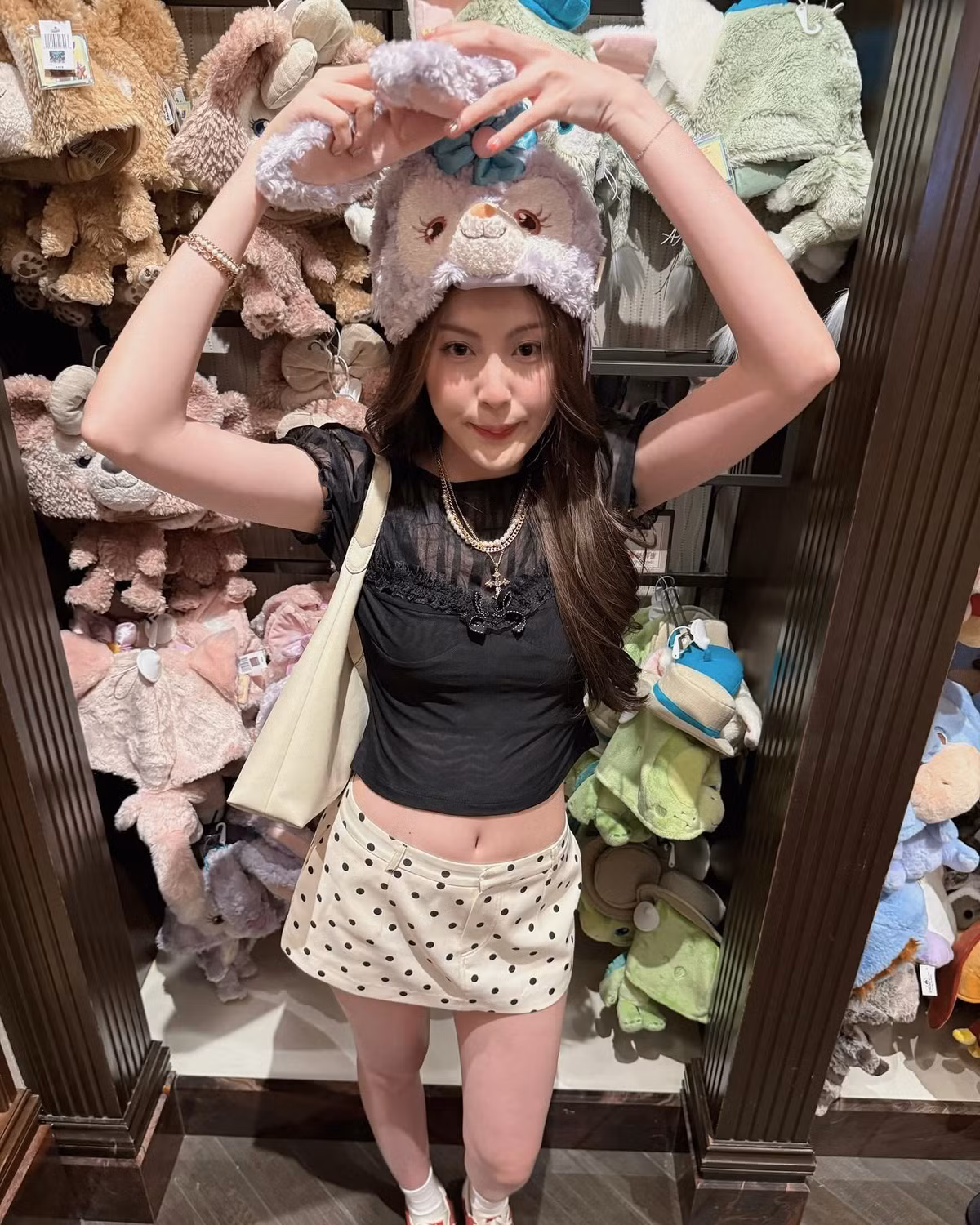 Biểu cảm đáng yêu pha chút tinh nghịch càng khiến netizen thích thú, không ít người để lại bình luận khen ngợi.