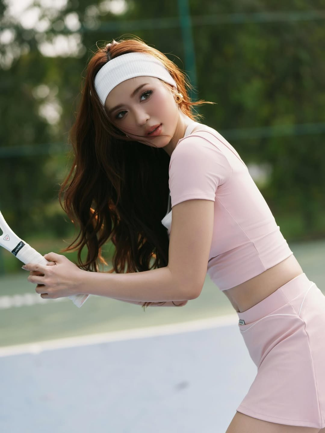 Dưới ánh nắng vàng rực rỡ của sân tập, Mai Hà Hoàng Yến ghi điểm tuyệt đối bởi gương mặt thanh tú và lối trang điểm tông cam đào tự nhiên. (Ảnh: IGNV)