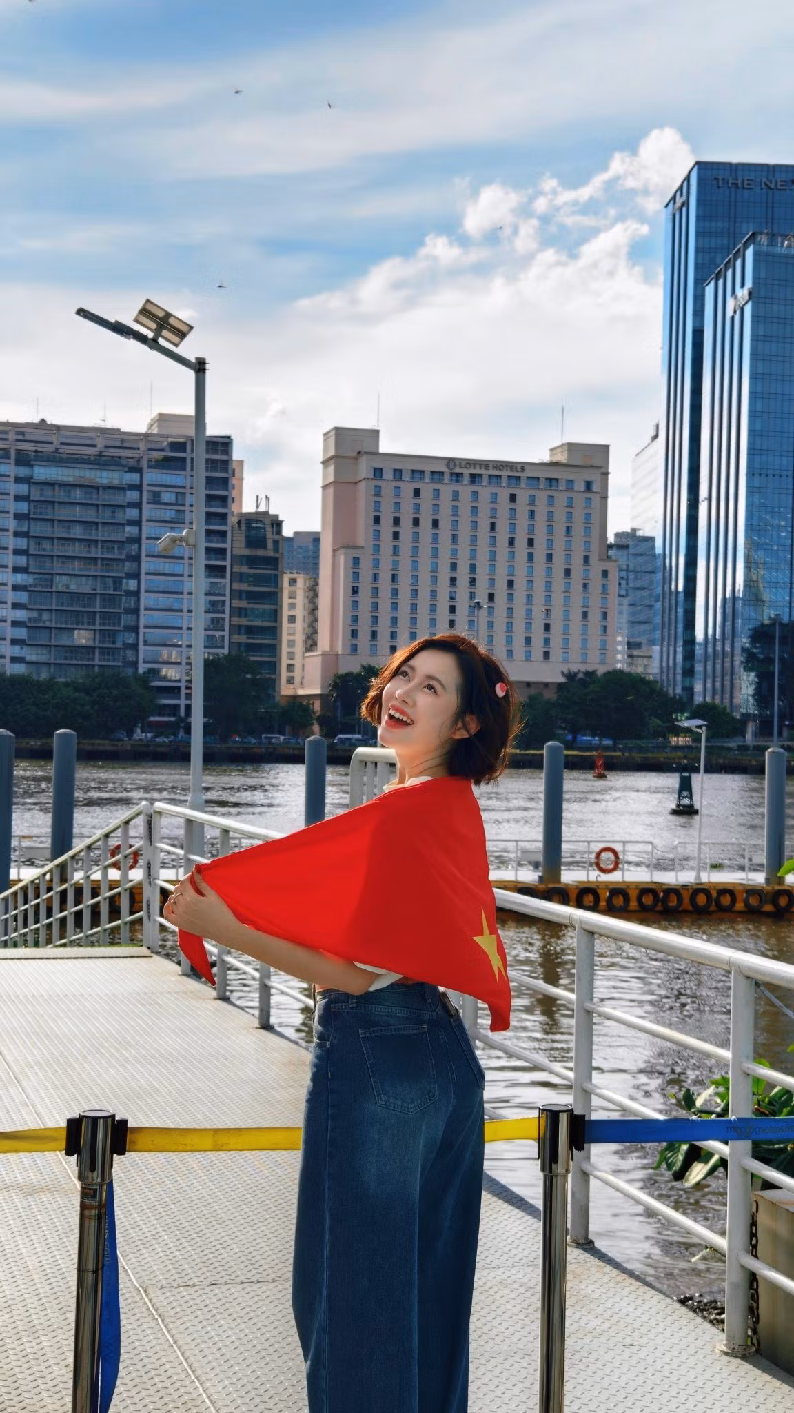 Việt Phương Thoa là một trong những TikToker nổi tiếng và có sức ảnh hưởng lớn. Cô được biết đến rộng rãi qua những video hài hước, dí dỏm trên nền tảng TikTok, đặc biệt là các clip với giọng nói hóa thân thành "chị Google" đầy ấn tượng. (Ảnh: FBNV)