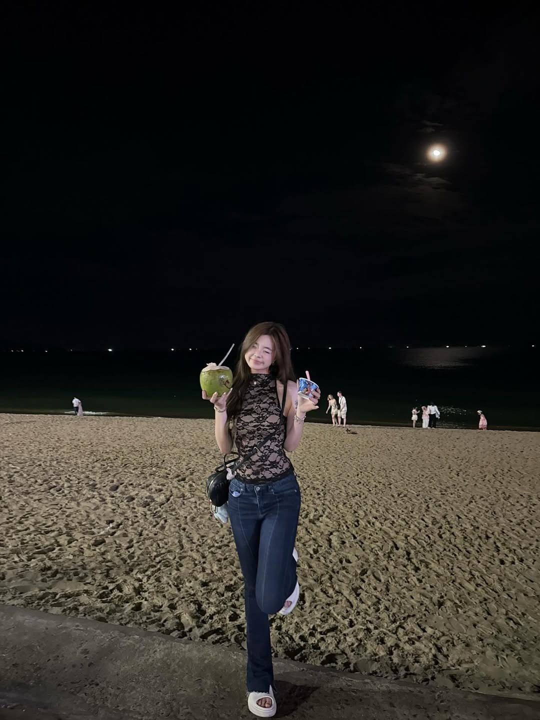 Phông nền là bãi biển Nha Trang với làn nước trong xanh và bầu trời trong vắt càng làm nổi bật nhan sắc của cô nàng. (Ảnh: Instagram @too.polang.3)