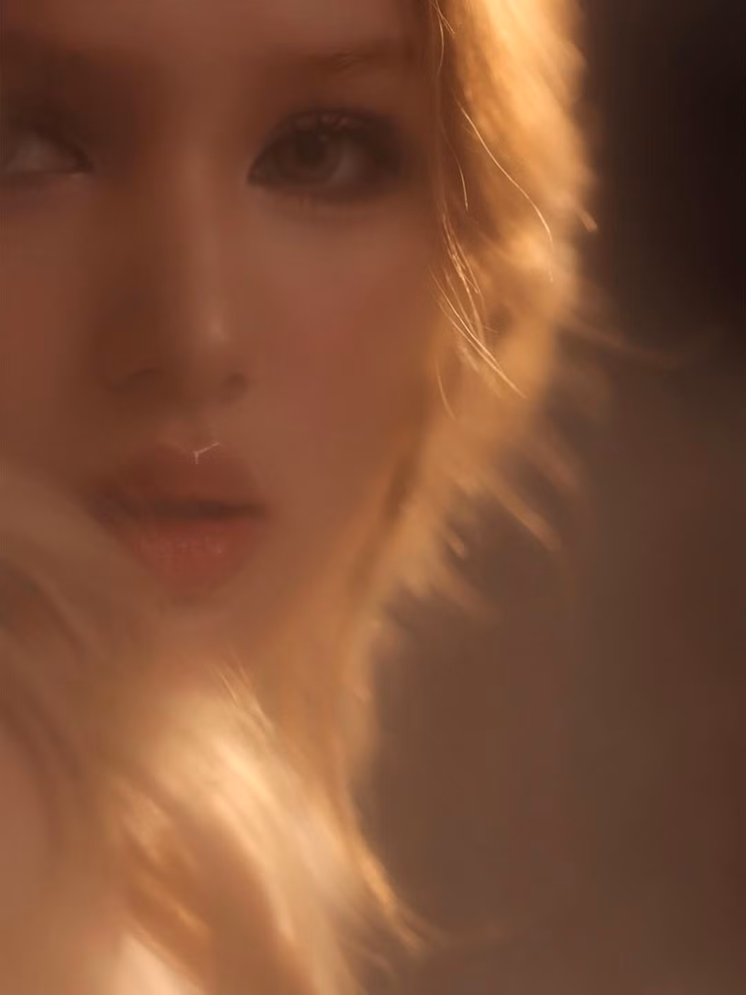 Mái tóc vàng óng ả được uốn xoăn nhẹ nhàng, thả xõa tự nhiên. Lối trang điểm nhấn vào đôi môi căng mọng, bóng bẩy và đôi mắt sâu hút hồn với hàng mi cong vút, giúp cô nàng giữ vững danh xưng "búp bê sống". (Ảnh: FBNV)