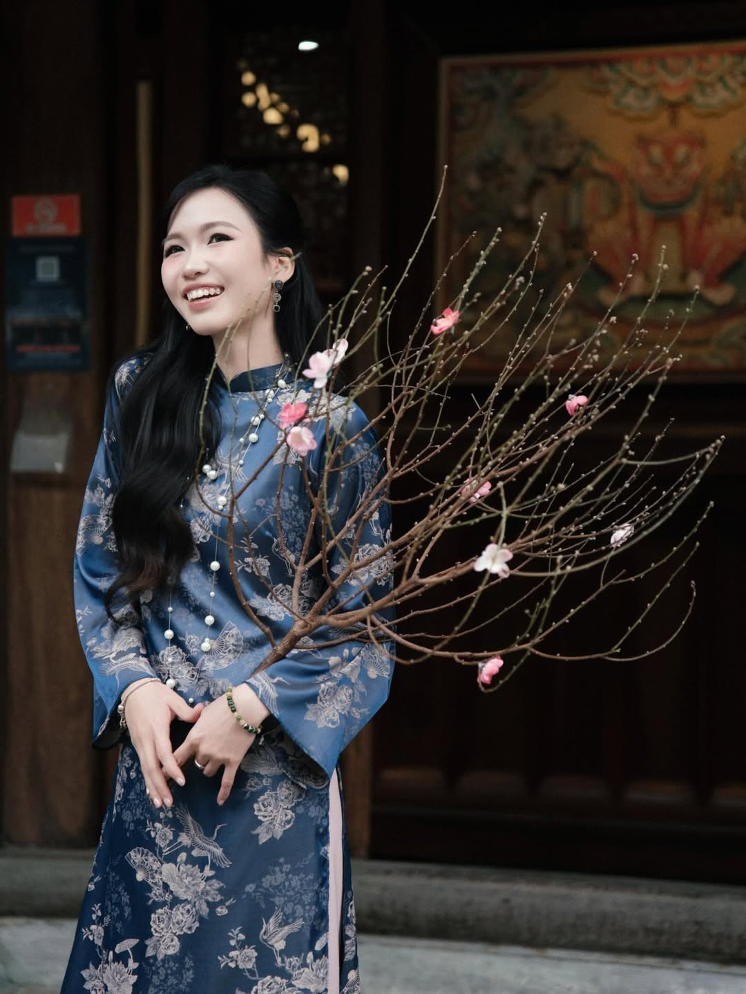 Dù diện trang phục cổ điển, nhưng ở Hoàng Minh Ngọc vẫn toát lên vẻ sắc sảo của một phụ nữ hiện đại. Layout makeup được tiết chế với tông hồng đất nhẹ nhàng, điểm nhấn tập trung vào đôi mắt hút hồn và hàng lông mi cong vút. (Ảnh: IGNV)