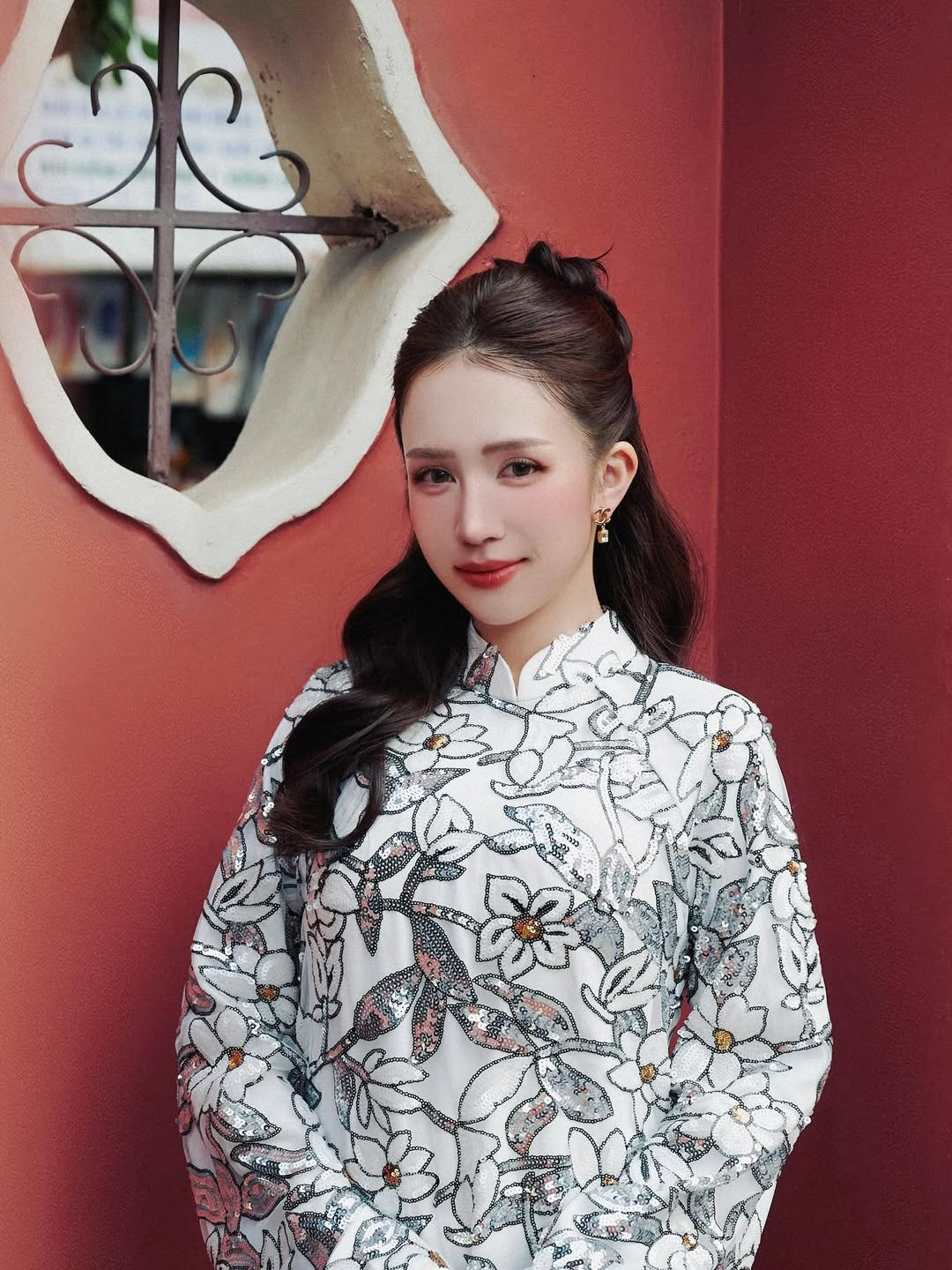 Trong bộ ảnh lần này, Joyce Phạm lựa chọn một thiết kế áo dài tông trắng với họa tiết hoa thêu đính cầu kỳ. (Ảnh: IGNV)