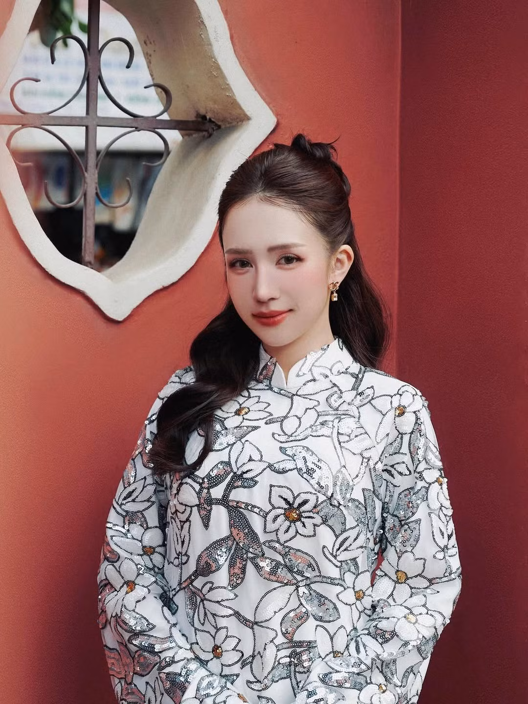 Trong bộ ảnh lần này, Joyce Phạm lựa chọn một thiết kế áo dài tông trắng với họa tiết hoa thêu đính cầu kỳ. (Ảnh: IGNV)