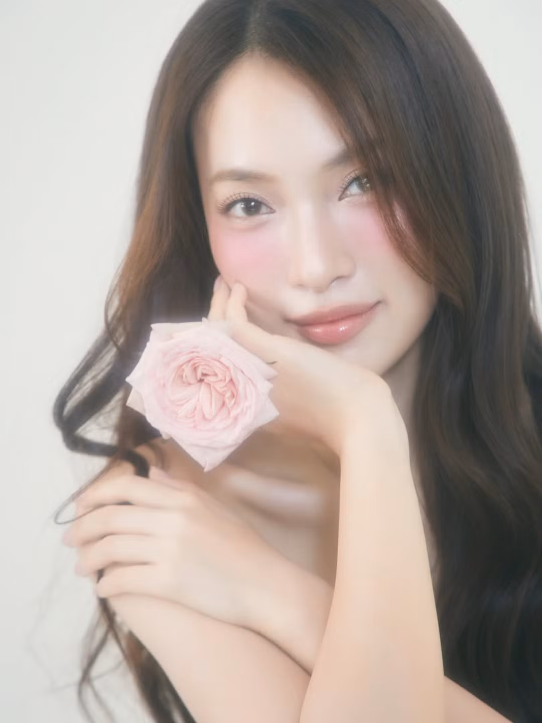 Tốt nghiệp loại Giỏi ngành Quan hệ Quốc tế, Học viện Ngoại giao, Khánh Vy hiện là một trong những MC trẻ được yêu thích nhất, dẫn dắt nhiều chương trình tri thức uy tín trên VTV như Đường Lên Đỉnh Olympia, 8 IELTS. (Ảnh: IGNV)