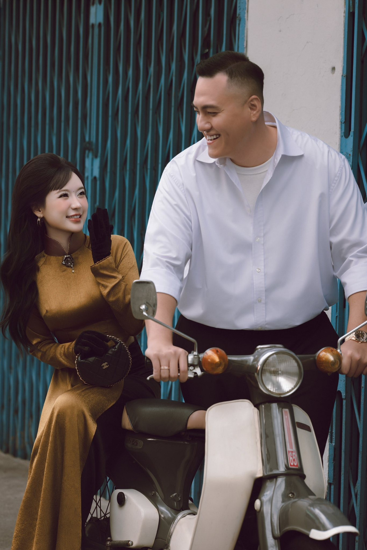 Không chỉ gây ấn tượng bởi trang phục, bộ ảnh còn ghi điểm nhờ những tương tác cực kỳ ngọt ngào của cặp đôi. (Ảnh: IG @vantiny.ng)