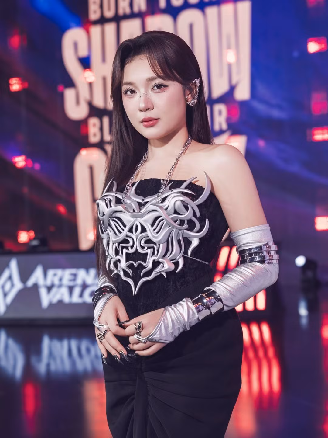 Với outfit độc đáo này, Phương Thảo đã chiếm trọn spotlight sân khấu bán kết, thu hút mọi ánh nhìn trong các phần phỏng vấn hậu trận đấu (Post-Match Interview). (Ảnh: IGNV)