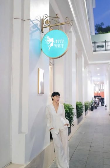 Khác với vẻ dịu dàng của con gái, bà Mai Đoàn mang vẻ đẹp cá tính, hiện đại với mái tóc tém thương hiệu và nụ cười rạng rỡ. (Ảnh IGNV)