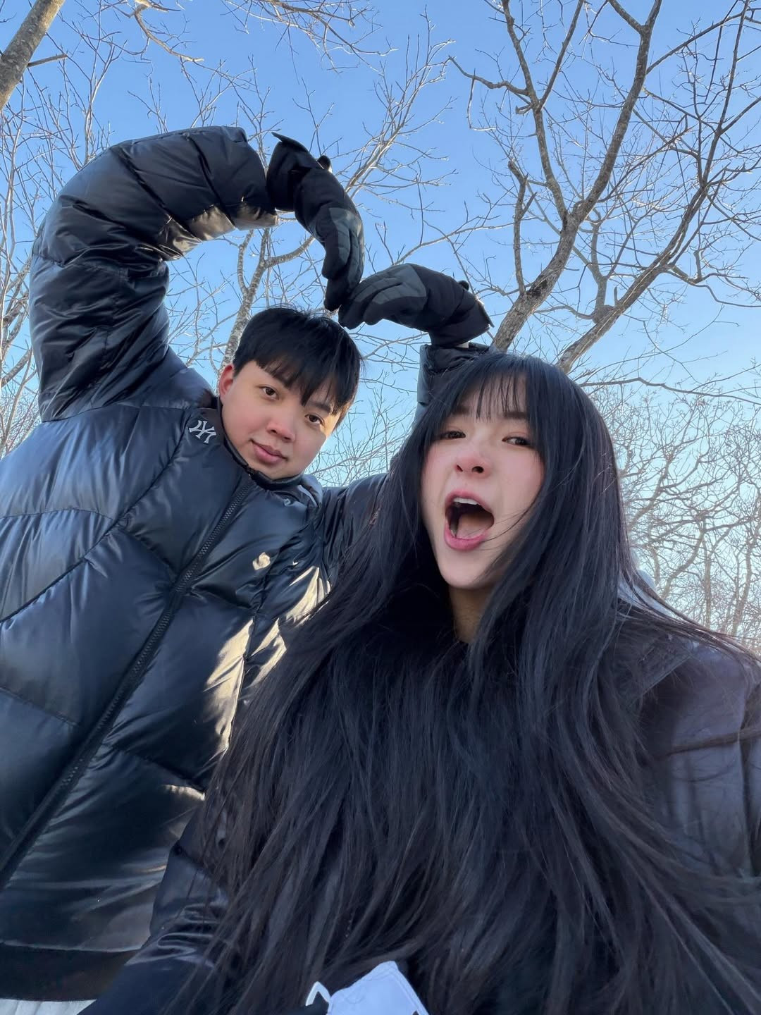 Kim Chung không giấu nổi niềm hạnh phúc khi khoe chiếc nhẫn kim cương lấp lánh trên ngón tay áp út. (Ảnh: IG @kimchunqg)