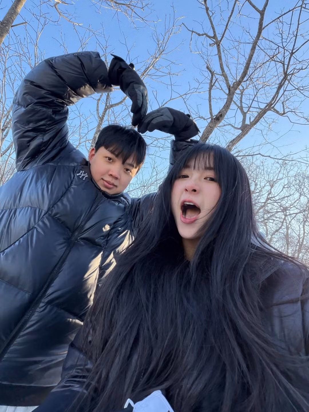 Kim Chung không giấu nổi niềm hạnh phúc khi khoe chiếc nhẫn kim cương lấp lánh trên ngón tay áp út. (Ảnh: IG @kimchunqg)