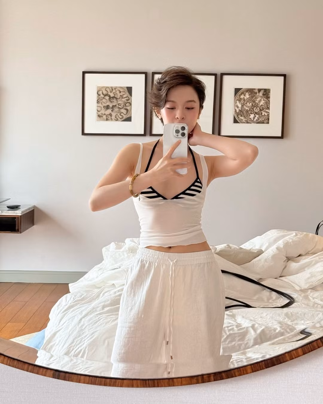 Hà My ưa chuộng lối lên đồ tối giản, kết hợp từ những item trông có vẻ "bình thường" nhưng mang lại cảm giác thanh lịch, nhẹ nhàng. Điều này được thể hiện qua từng bộ ảnh của cô nàng. Chỉ với vài món đồ cơ bản, cô nàng vẫn dễ dàng chiếm spotlight nhờ thần thái, sự tinh tế trong phối đồ và khí chất riêng không thể trộn lẫn.