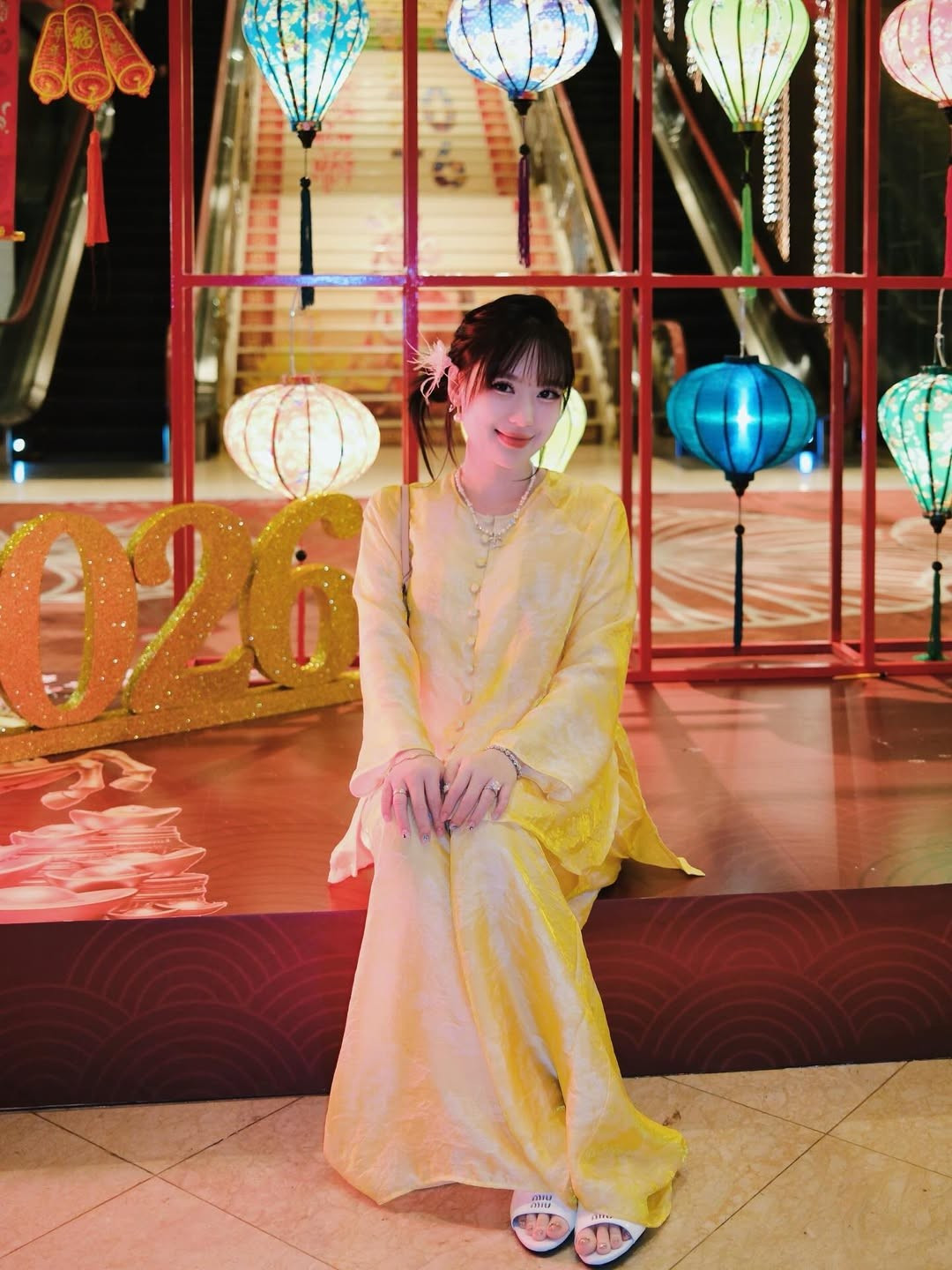 Chất liệu lụa bóng nhẹ nhàng kết hợp cùng họa tiết chìm tinh tế giúp cô nàng toát lên vẻ sang trọng, đúng chất "phu nhân hào môn". (Ảnh: IGNV)