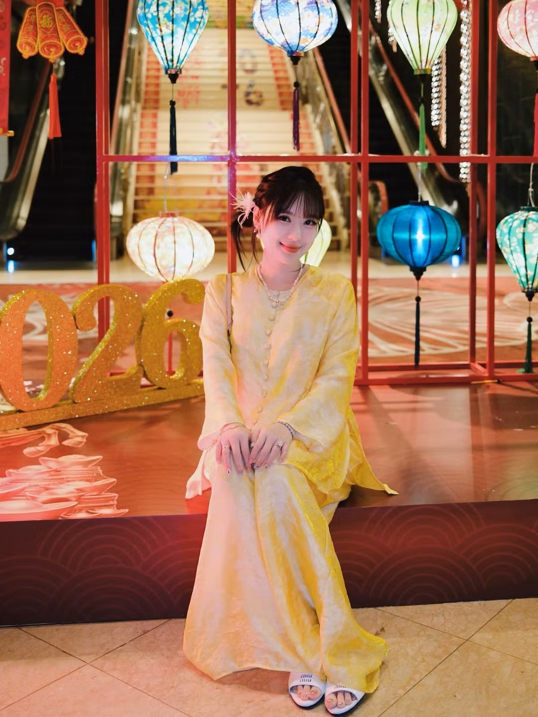 Nếu Chái Chanh kết hợp với chiếc túi nhỏ cầm tay thì Vân Tiny lại lựa chọn chiếc túi kẹp nách Louis Vuitton, càng tăng lên sự sang trọng. (Ảnh: IG @vantiny.ng)