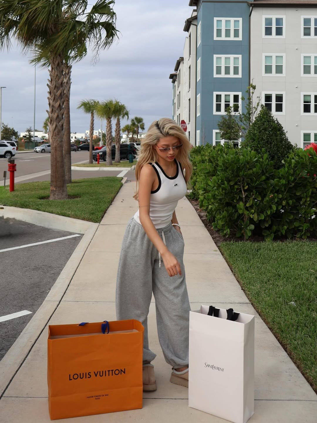 Thời gian gần đây, Louis Phạm thường xuyên đăng tải những khoảnh khắc vi vu trời Tây trong chuyến qua thăm bạn trai Việt Kiều. Trong loạt ảnh mới nhất, cô nàng đã chia sẻ về một buổi dạo phố cũng như mua sắm của bản thân. (Ảnh: IGNV)