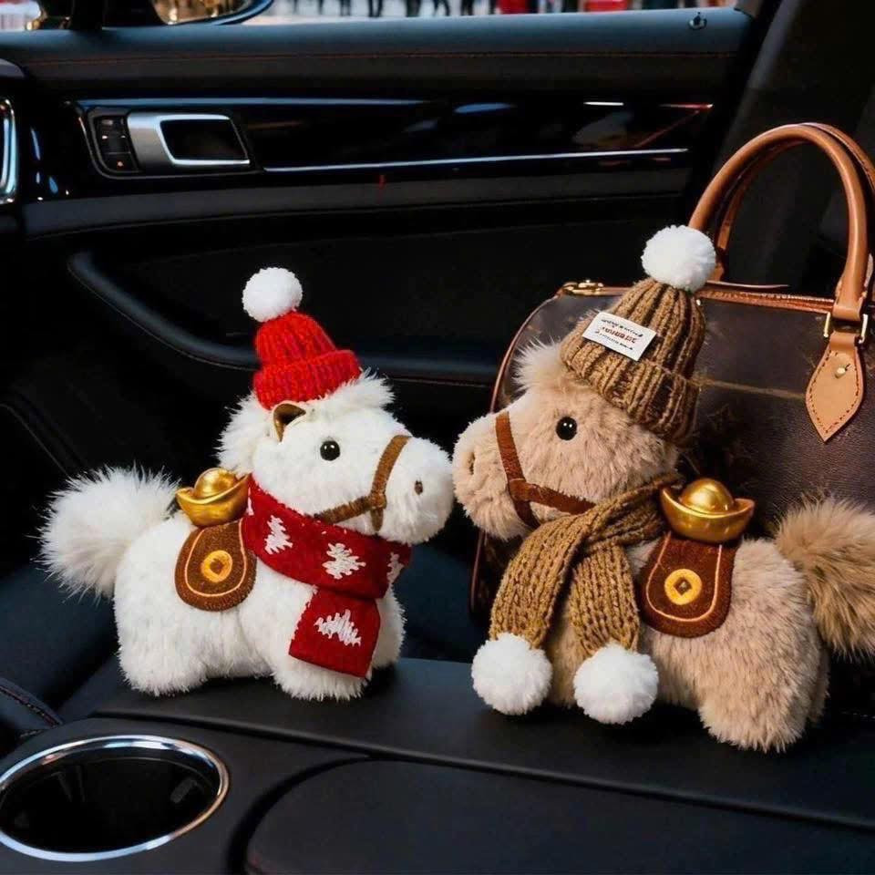 Khác với quan niệm cũ cho rằng đồ phong thủy thường đơn điệu, bộ sưu tập linh vật ngựa 2026 đã có bước chuyển mình ngoạn mục về thiết kế để "lấy lòng" Gen Z.