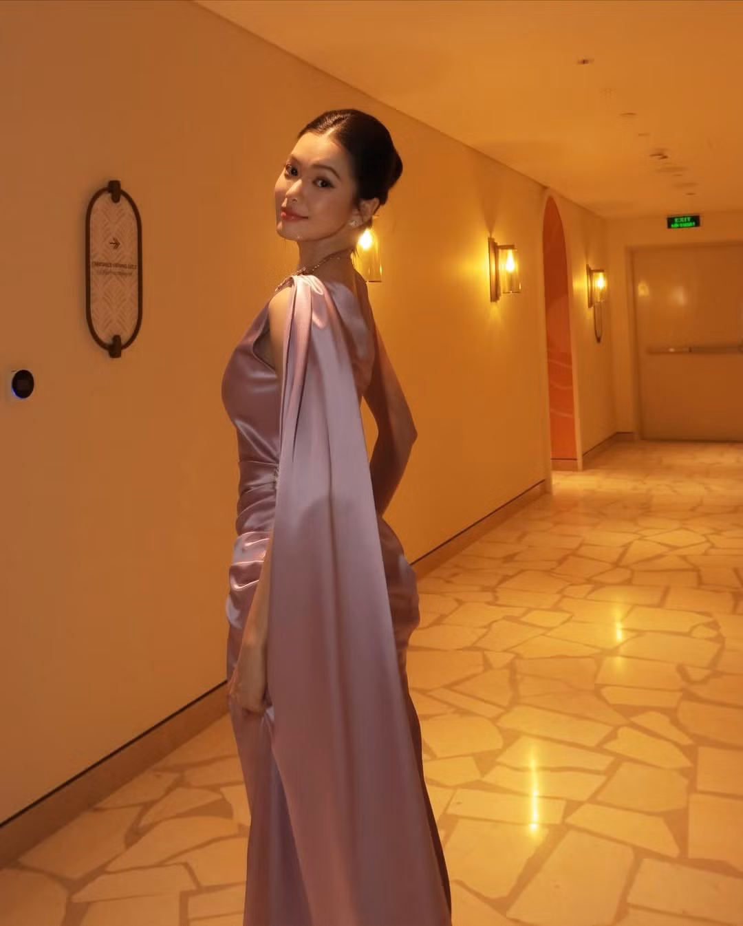 Phần vai áo được đính kết đá lấp lánh, cùng với phụ kiện vòng cổ và vòng tay kim cương, tạo nên sự hài hòa, nâng tầm đẳng cấp thời trang. (Ảnh: IGNV)