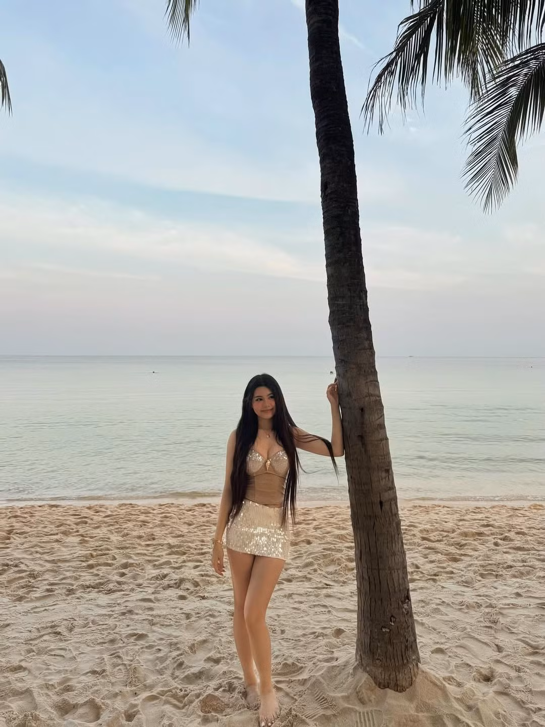 Cách đây ít ngày, Hạt Dẻ cũng từng khiến netizen ngỡ ngàng khi đăng tải loạt ảnh trong chuyến đi biển với phong cách thời trang đầy phóng khoáng. Khác với những thiết kế váy "nàng thơ" trong các chuyến đi biển trước đây, Hạt Dẻ tự tin diện set đồ ôm sát tôn dáng. (Ảnh: IGNV)