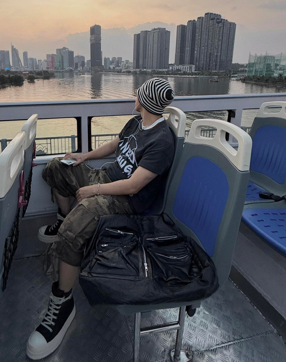 Nhiều fan đùa rằng, sau bộ ảnh này, xe buýt hai tầng chắc chắn sẽ trở thành "hot trend" và bị quá tải bởi các bạn trẻ muốn có "cheap moment" cùng thần tượng. (Ảnh: Facebook M-TP)