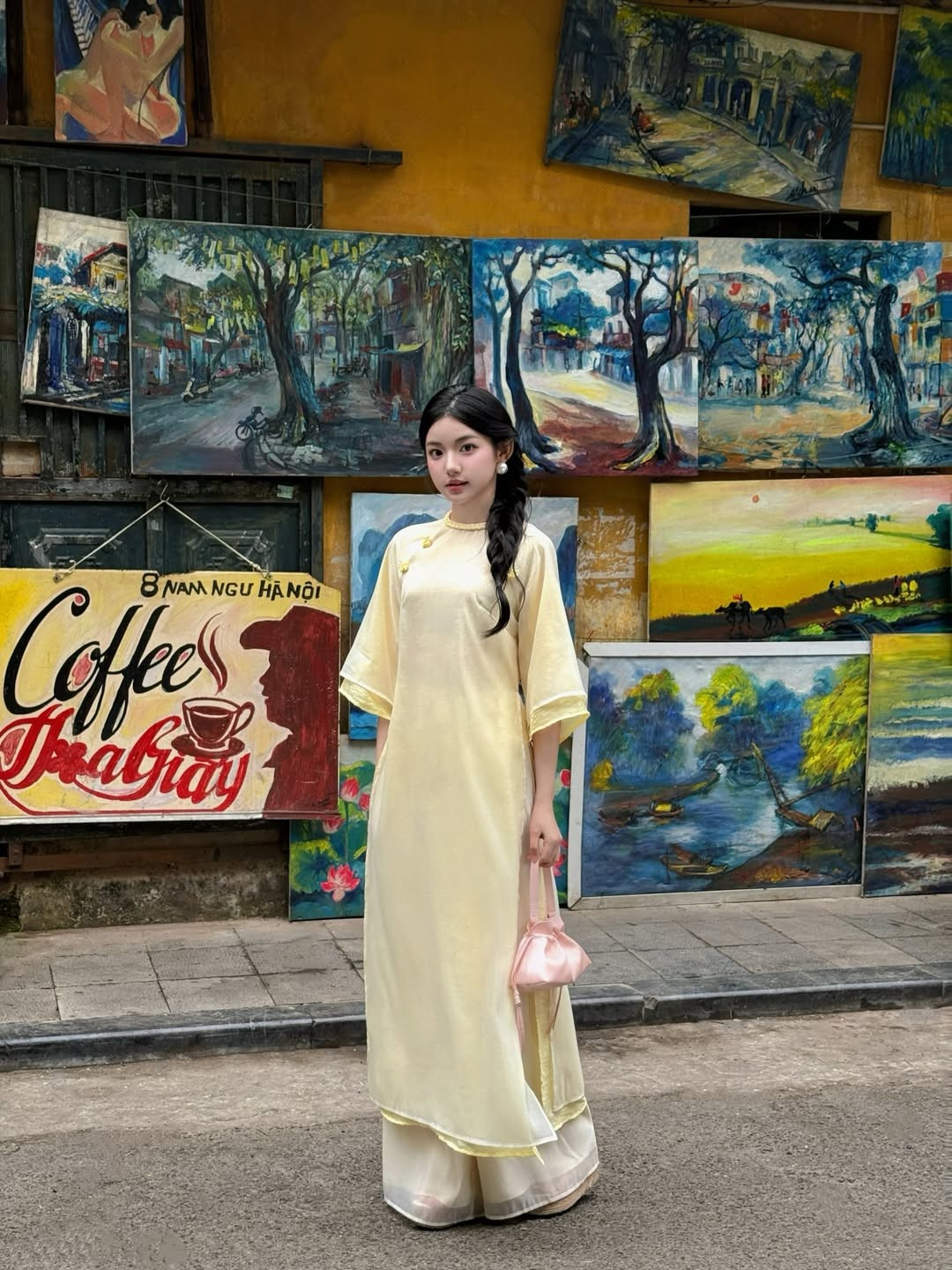 Chất liệu vải tơ óng ả cùng những chi tiết đính kết thủ công tinh tế giúp tôn lên làn da trắng ngần và vóc dáng mảnh mai của cô nàng. (Ảnh: IGNV)