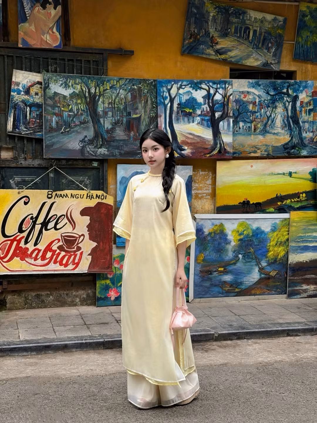 Chất liệu vải tơ óng ả cùng những chi tiết đính kết thủ công tinh tế giúp tôn lên làn da trắng ngần và vóc dáng mảnh mai của cô nàng. (Ảnh: IGNV)