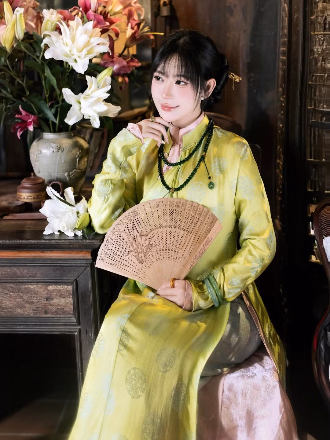 Trong loạt ảnh, Vân Tiny tự tin thả dáng bên những biểu tượng đặc trưng của Tết như cây mai vàng, lồng đèn và linh vật năm mới. Dù là góc chụp chính diện hay góc nghiêng thần thánh, bà xã Fabo Nguyễn vẫn ghi điểm tuyệt đối nhờ nụ cười rạng rỡ và thần thái tràn đầy năng lượng. (Ảnh: IGNV)