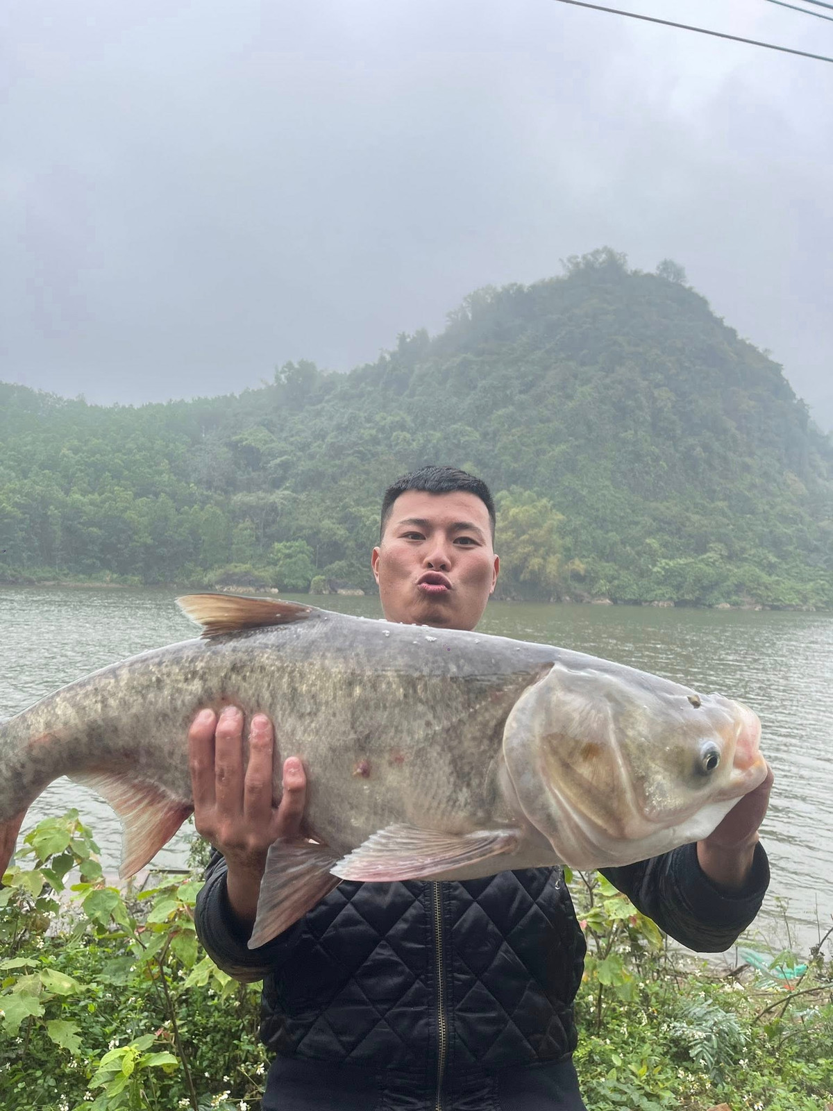 Dẫu biết việc nhờ dân mạng sửa ảnh là một điều gì đó rất mạo hiểm, tuy nhiên nhiều người vẫn không ngần ngại khi đăng tải ảnh để nhờ các "thánh photoshop" giúp đỡ. Một anh chàng này vừa câu được một chú cá mè "khủng". Tuy nhiên, có lẽ vì thích cá trắm trắng hơn, hoặc đơn giản là muốn trêu đùa bạn bè, anh đã đăng tải bức ảnh lên trang cá nhân với lời khẩn cầu thiết tha: "Nhờ cộng đồng mạng chuyển con mè khủng này thành trắm trắng được không?"