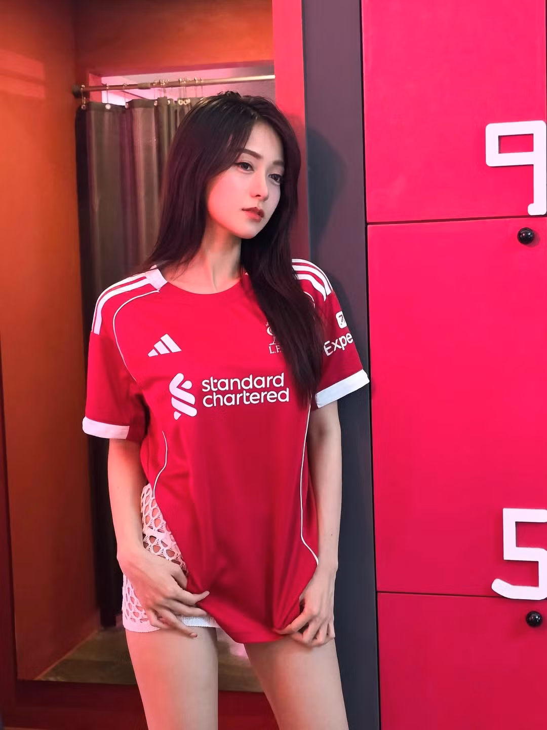 Pornsawan Phusua là gương mặt hot girl nổi tiếng ở Thái Lan. Cô sở hữu vẻ đẹp sắc sảo thường được ví có nhiều điểm tương đồng với nữ diễn viên Địch Lệ Nhiệt Ba. (Ảnh: IGNV)