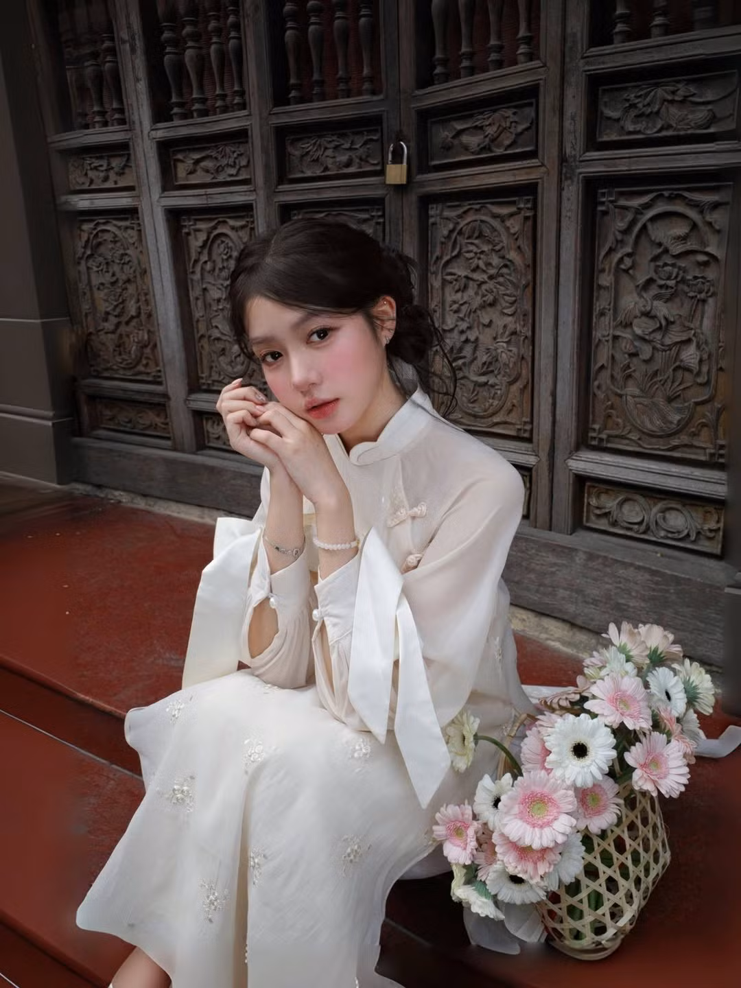 Dù là lúc e ấp tựa cửa hay khi thả dáng tự tin trên phố, cô nàng đều hút trọn sự chú ý với nụ cười tỏa nắng và ánh mắt mơ màng. (Ảnh: IGNV)