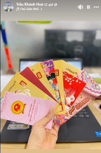 Những phong bao lì xì in hình "giấy chứng nhận quyền sử dụng đất" hay các nhân vật hoạt hình ngộ nghĩnh khiến ngày đi làm đầu năm trở nên hài hước và thoải mái hơn bao giờ hết.