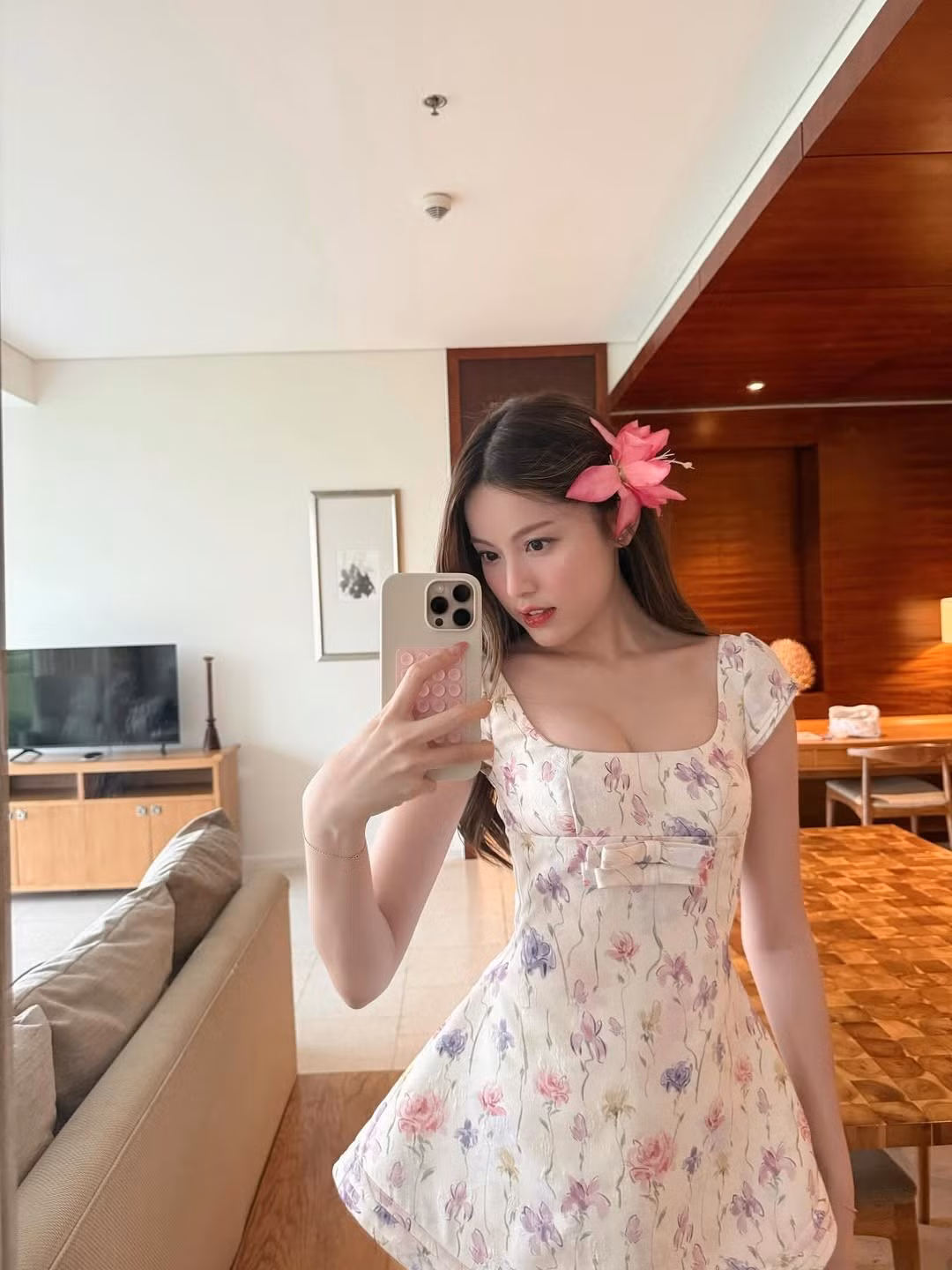 Vẻ đẹp của cô nàng dường như hòa quyện hoàn hảo với cảnh sắc thiên nhiên, mang đến cảm giác thư thái và dễ chịu cho người xem.