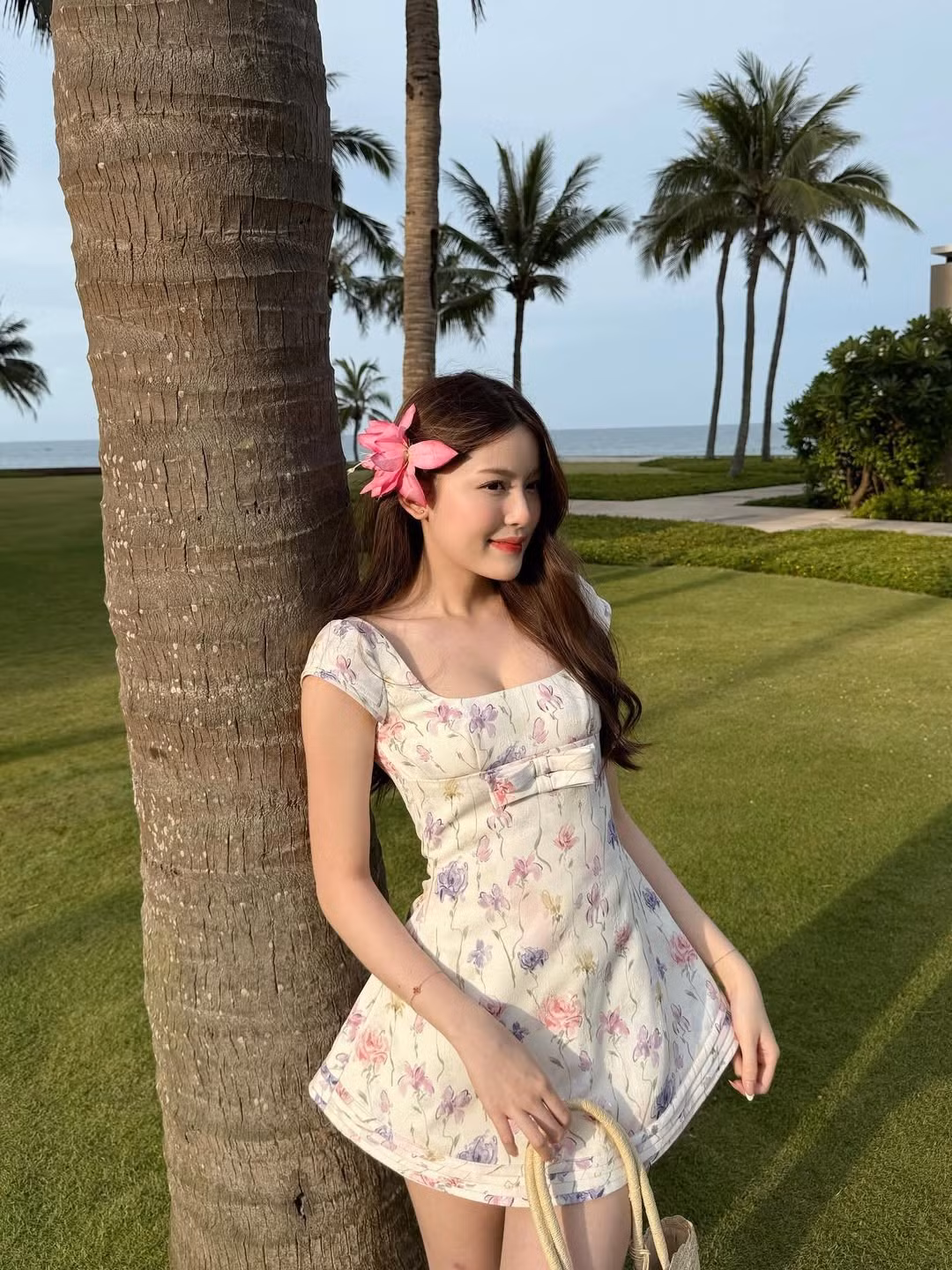 Gần đây, nàng hot girl thử sức với công việc mẫu ảnh, quảng cáo cho một số thương hiệu mỹ phẩm, thời trang.