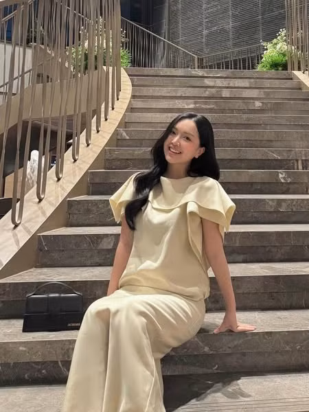 Cô nàng cũng có mối quan hệ thân thiết với nhiều nàng WAGs đình đám khác như Doãn Hải My hay Ngô Tố Uyên.