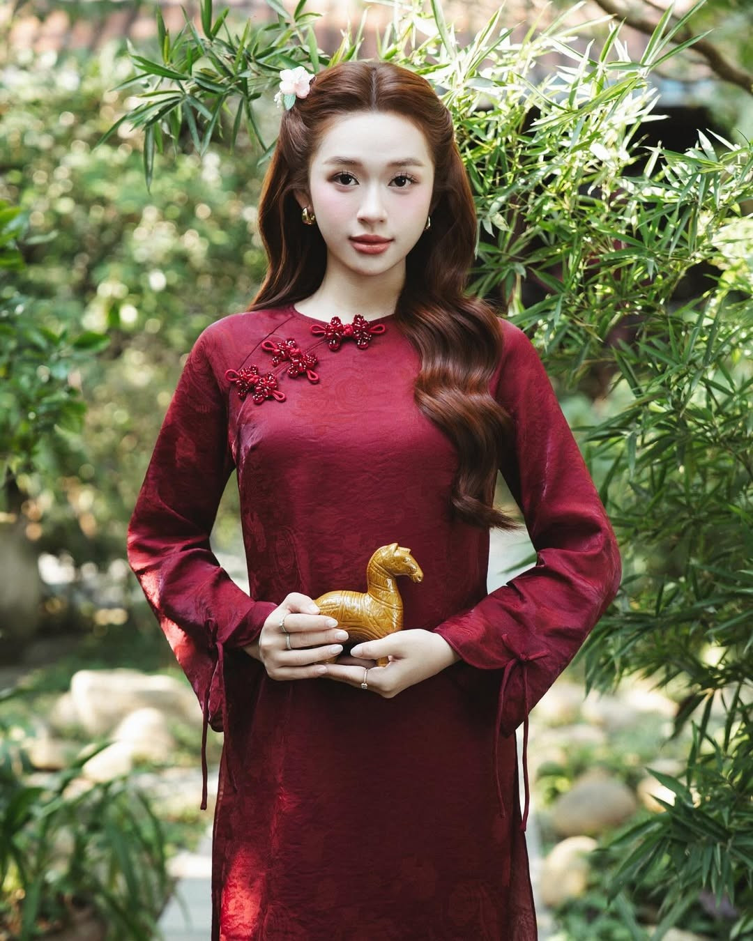 Không cần tạo dáng cầu kì, chỉ một nét cười duyên dáng hay tạo dáng nhẹ nhàng của Karty Chang đã tạo nên một khung hình đẹp như tranh vẽ, gợi nhớ về vẻ đẹp của phụ nữ Hà Thành xưa. (Ảnh: IGNV)