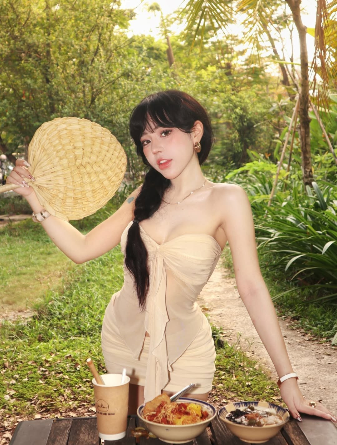 Bảo Khuyên Susan từ lâu đã là cái tên quen thuộc trong cộng đồng mẫu ảnh và người sáng tạo nội dung tại Việt Nam. Cô nàng nổi tiếng với vẻ ngoài chuẩn "hot girl" với đôi mắt to tròn, làn da trắng sứ và phong cách trang điểm mang hơi hướng tỷ tỷ xứ Trung. (Ảnh: IGNV)