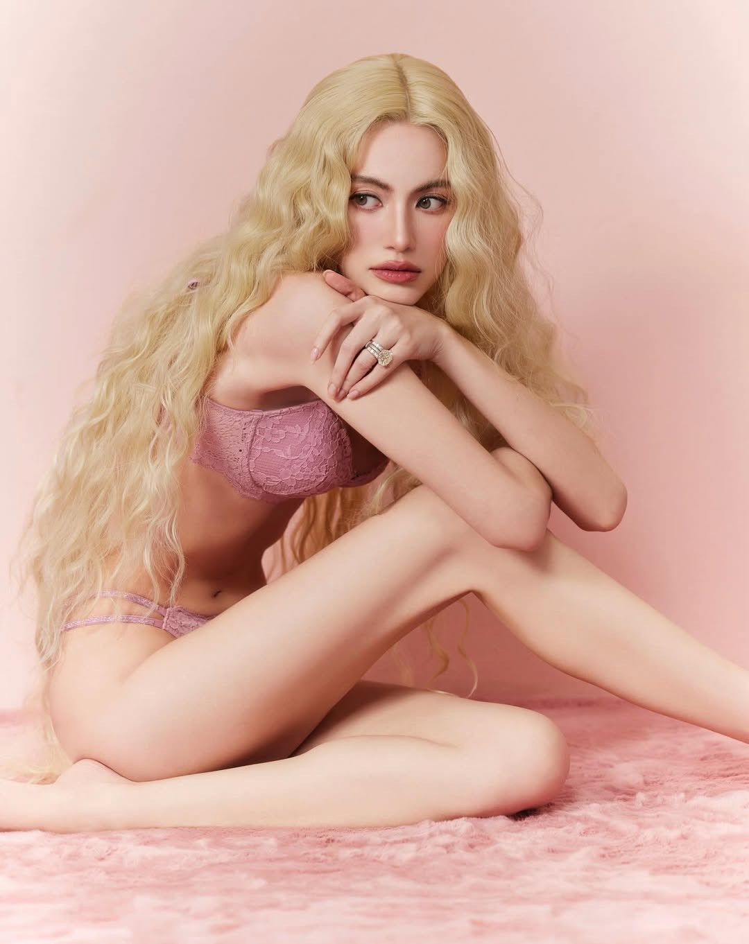 Tại Việt Nam, Mai Davika càng được yêu mến khi xuất hiện trong MV ca nhạc Chạy ngay đi của ca sĩ Sơn Tùng M-TP vào năm 2018. (Ảnh: IGNV)