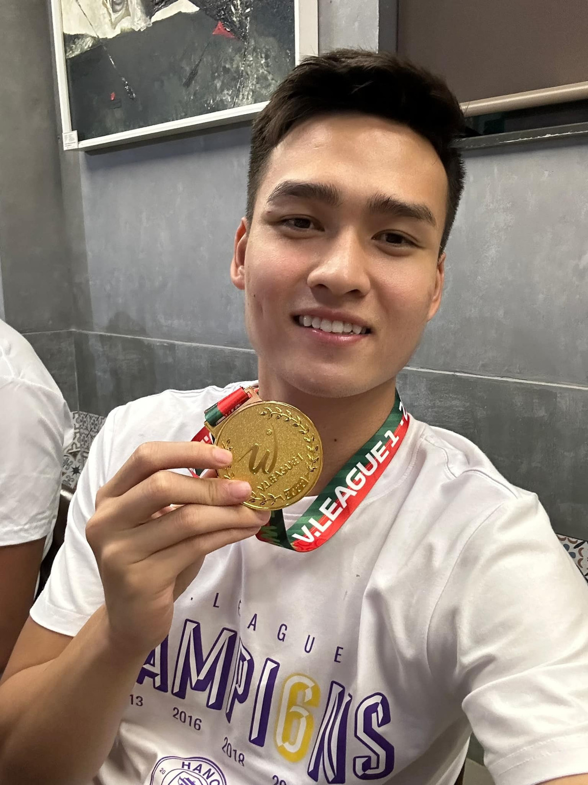 Cuối năm 2024, anh tiếp tục gây xôn xao khi tặng bố mẹ chiếc Ford Everest trị giá khoảng 1,5 tỷ đồng để gia đình thuận tiện đi lại. (Ảnh: Facebook Bùi Hoàng Việt Anh)