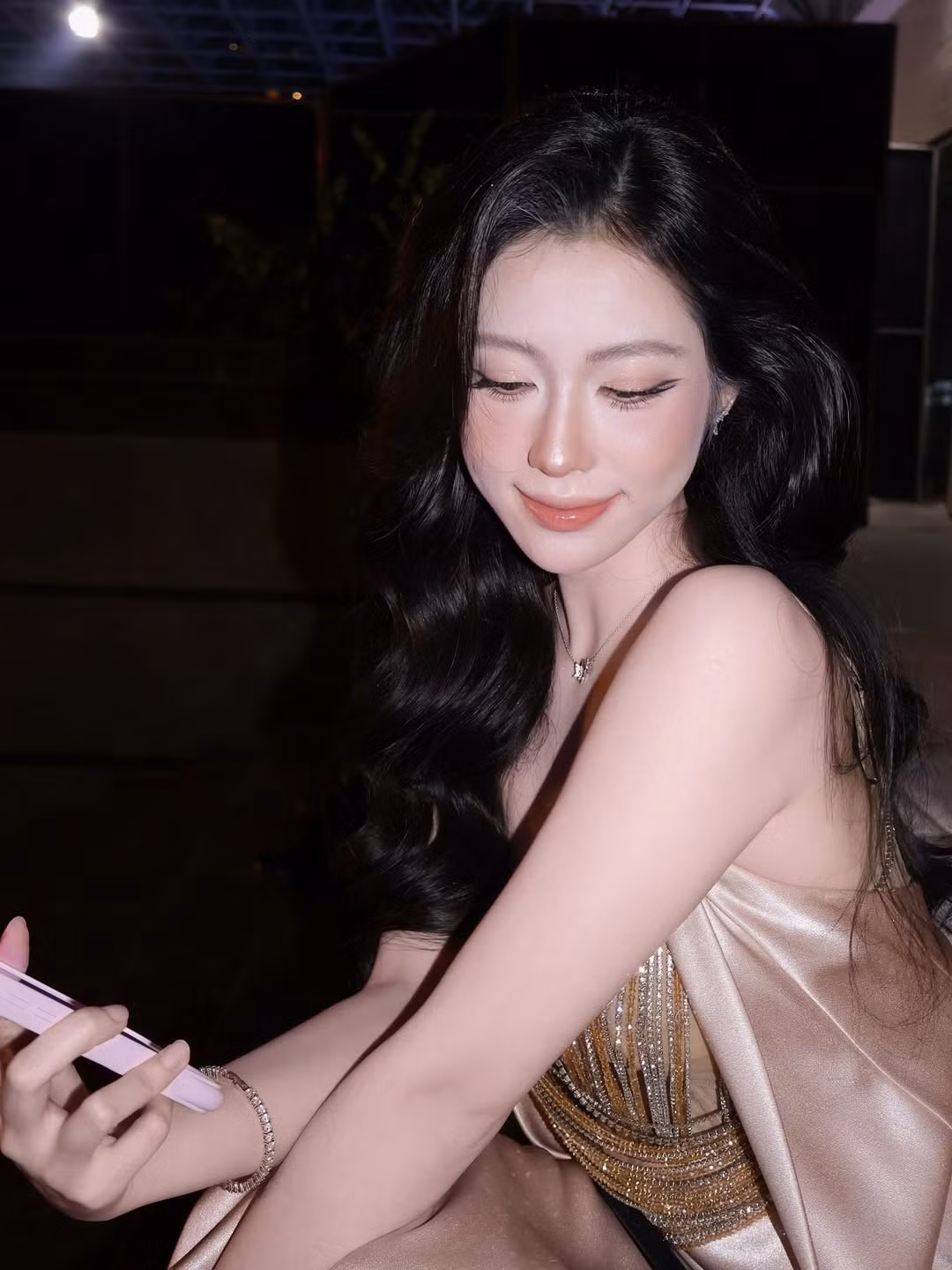 Khi xuất hiện trong trang phục thường ngày, cô toát lên vẻ đẹp dịu dàng, ngọt ngào và tươi tắn. (Ảnh: IGNV)