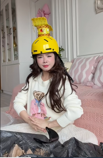 Điểm nhấn gây bão nhất chính là chiếc mũ bảo hiểm "hoàng thượng" độc lạ. Hình ảnh Mie đội chiếc mũ vàng rực rỡ, trang trí cầu kỳ như trang phục cổ trang khiến cư dân mạng "cười nghiêng ngả". (Ảnh: FBNV)