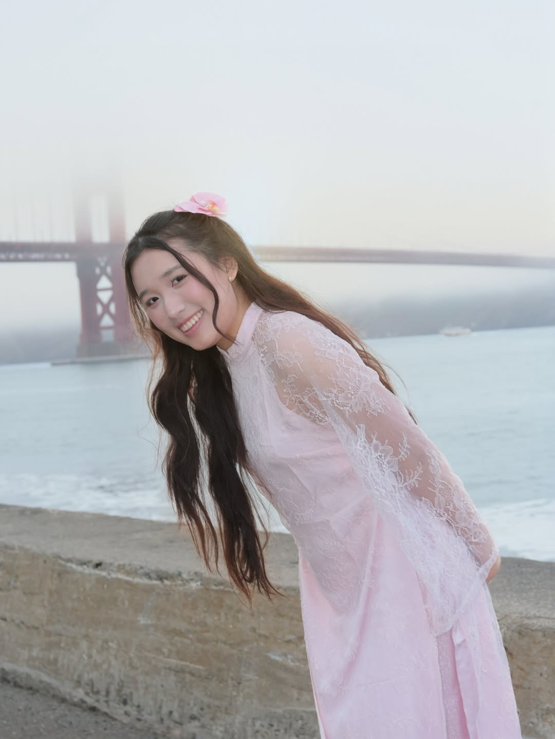 Tà áo dài thướt tha tung bay trước gió biển, bên cạnh biểu tượng hùng vĩ Cầu Cổng Vàng (Golden Gate Bridge) của xứ cờ hoa. (Ảnh: IGNV)