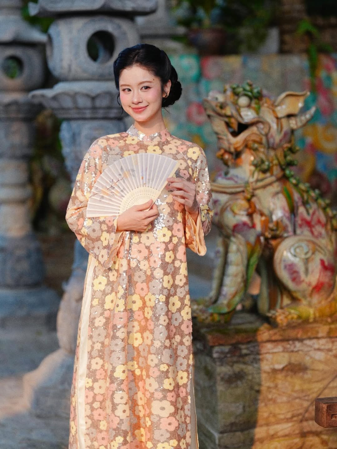 Kể từ khi làm vợ, làm mẹ, phong cách thời trang của Hàn Hằng có sự chuyển mình rõ rệt. Thay vì những bộ bikini cắt xẻ táo bạo, cô ưu tiên những trang phục phối lớp , vừa hiện đại vừa giữ được sự tinh tế. (Ảnh: IGNV)