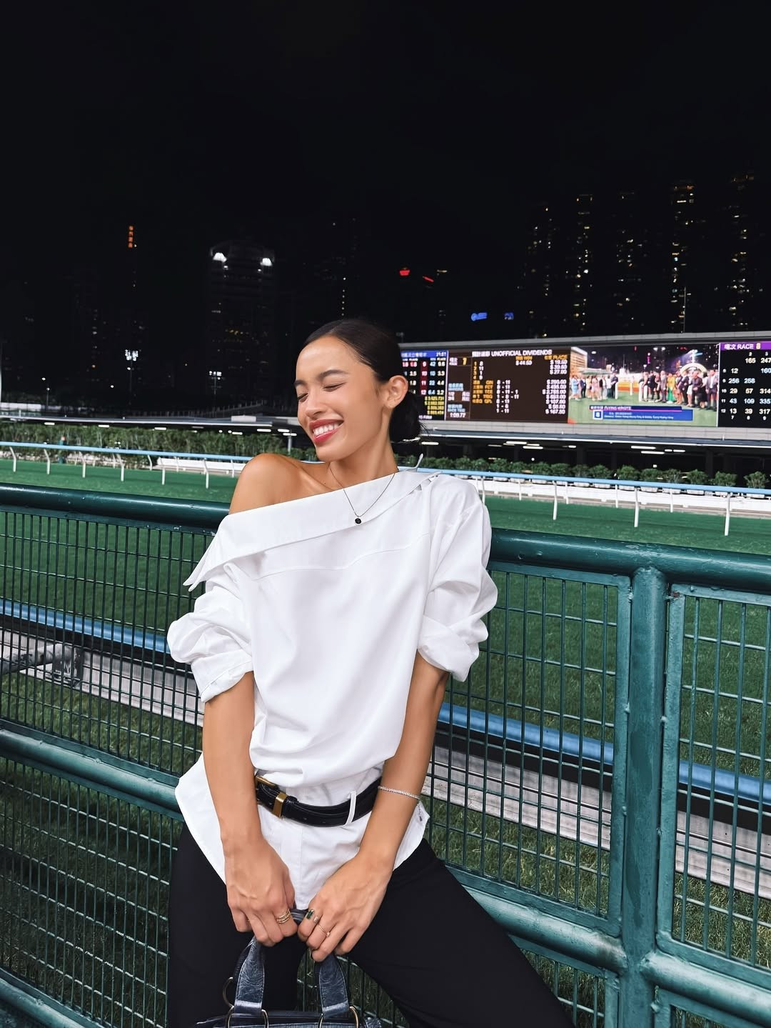 Lilthu vốn nổi tiếng với những clip TikTok triệu view và phong cách ăn mặc phương Tây táo bạo. Tuy nhiên, qua bộ ảnh này, cô đã chứng minh khả năng biến hóa đa dạng của mình. (Ảnh IGNV)