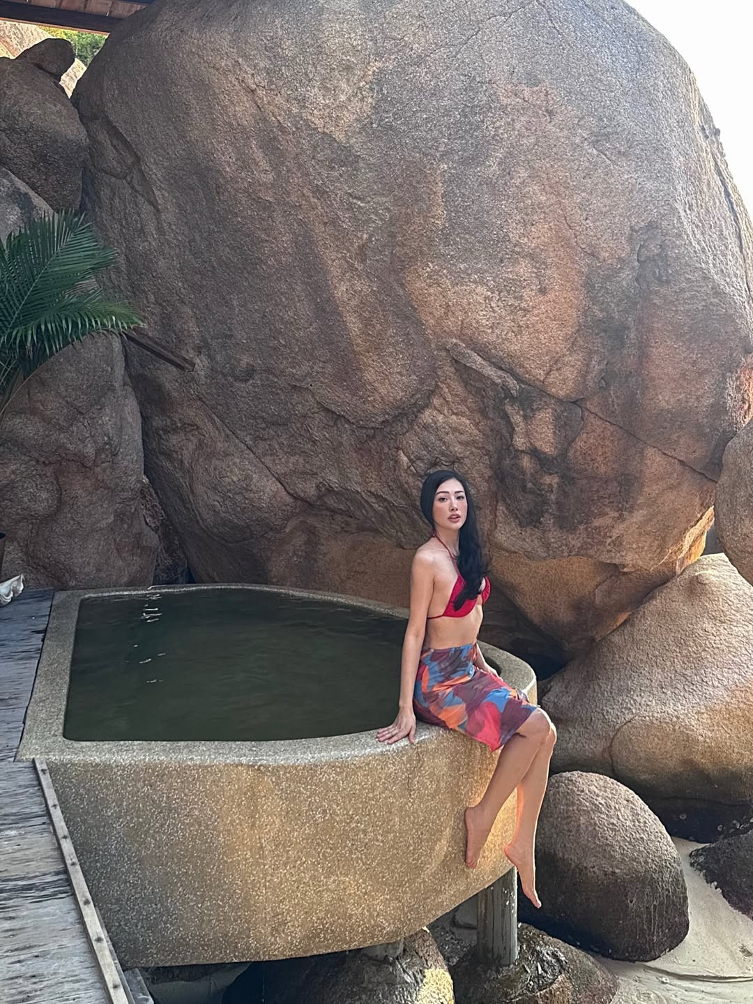 Gần đây, những hình ảnh đi biển của Yaya Trương Nhi một lần nữa khẳng định gu thời trang ấn tượng và táo bạo của cô.