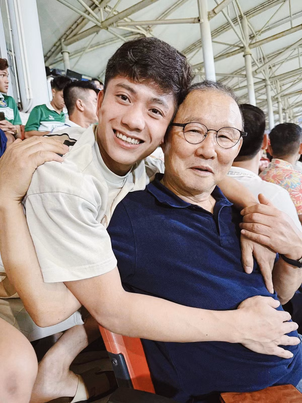 Phan Văn Đức là một trong những cầu thủ bóng đá nổi bật của thế hệ vàng Việt Nam. Anh không chỉ ghi dấu ấn với những bàn thắng quan trọng trong màu áo đội tuyển quốc gia, mà còn chiếm được cảm tình của người hâm mộ nhờ lối sống giản dị, gia đình hạnh phúc và tính cách thân thiện.