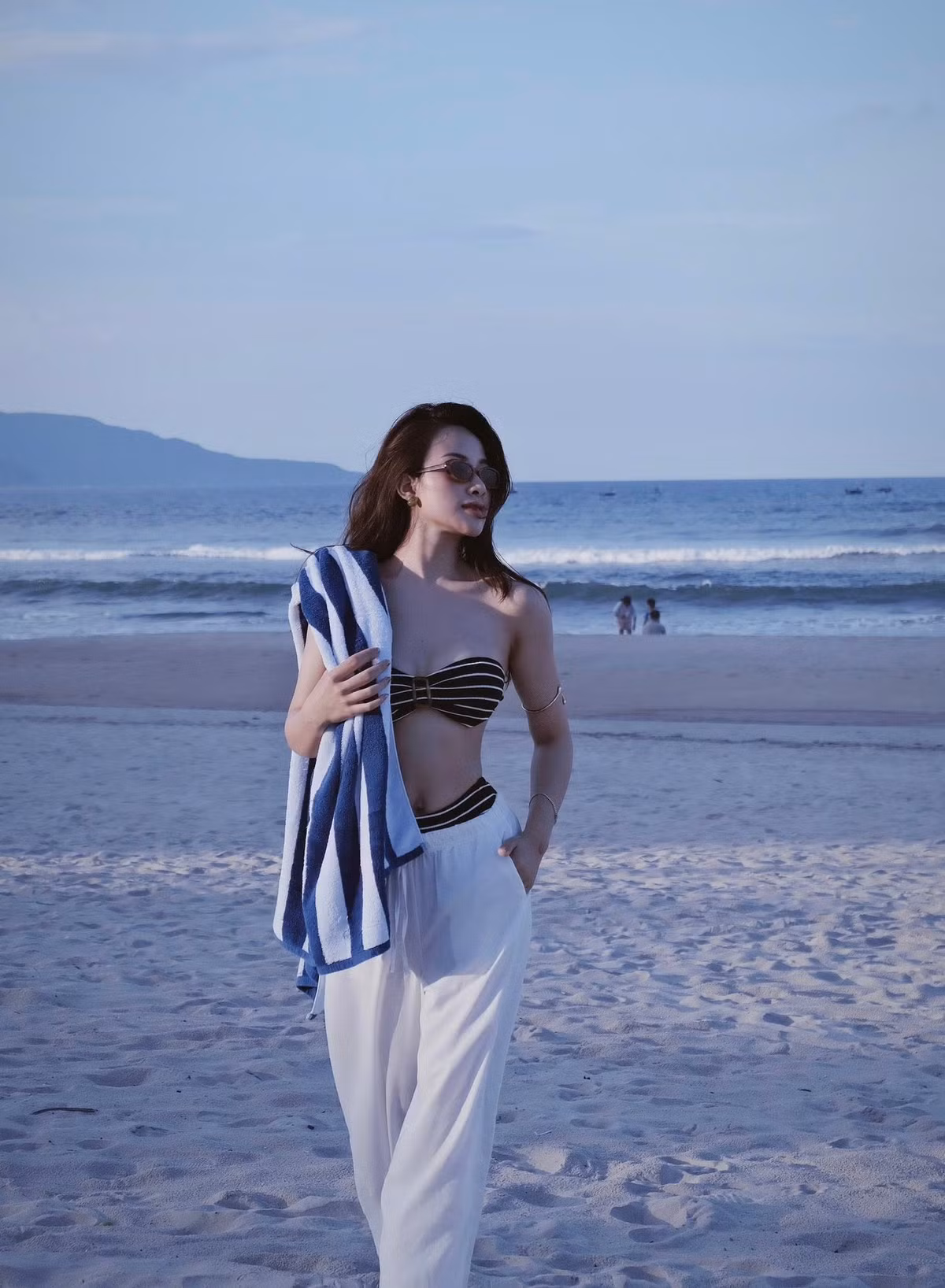 Trên trang cá nhân của mình, Nhật Linh cũng "chiêu đãi" người theo dõi với loạt ảnh vô cùng nóng bỏng khi diện bikini tạo dáng đi dạo trên bãi biển.