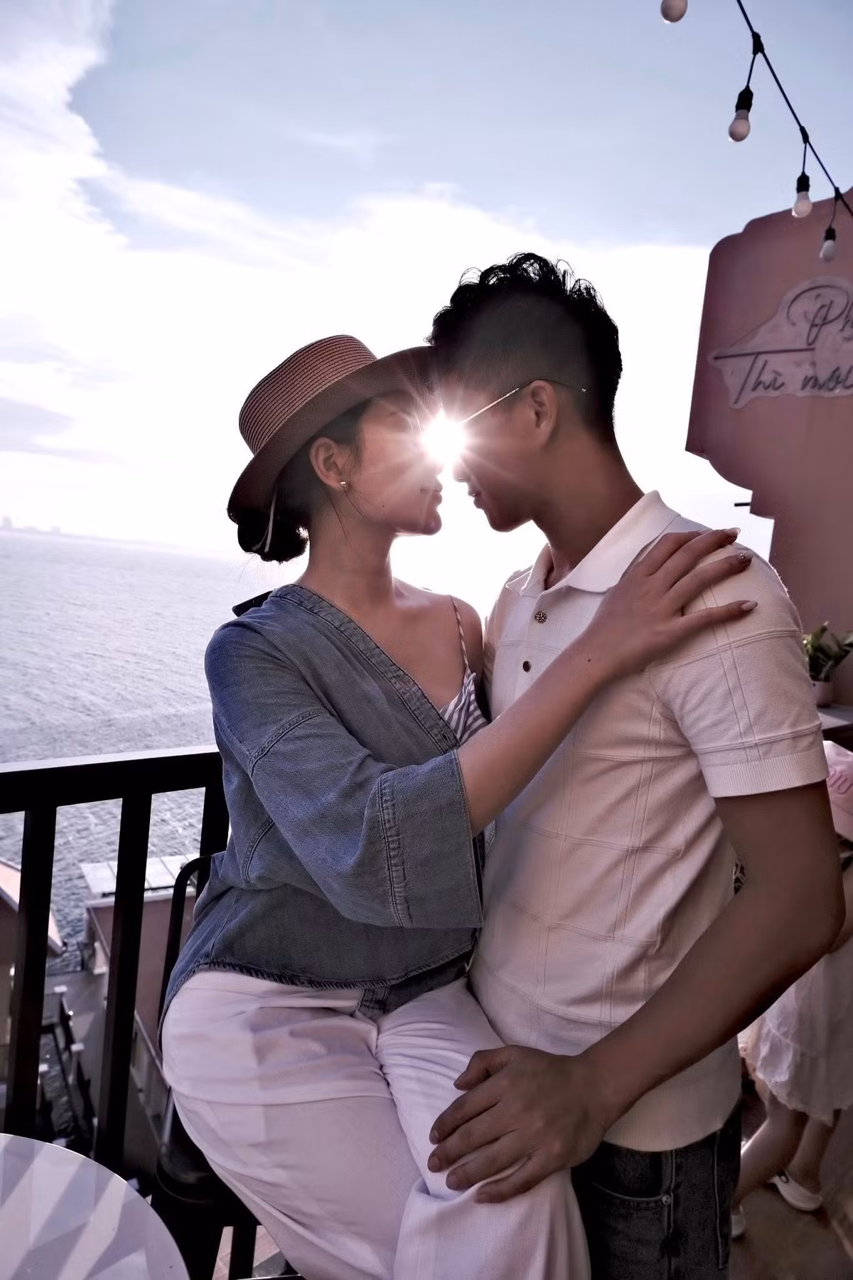 Cả hai đón con gái đầu lòng vào tháng 8 cùng năm, đặt tên thân mật cho ái nữ là Dâu Tây. Cho đến tháng 4 năm 2022, Nhật Linh hạ sinh con trai út trong sự vỡ oà của chồng cầu thủ.