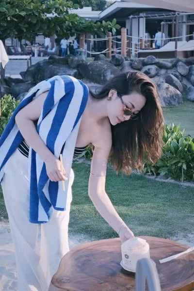 Ngay sau khi loạt ảnh được chia sẻ, nhiều đồng nghiệp, bạn bè và cư dân mạng đã nhanh chóng để lại những bình luận trầm trồ trước "visual gấp đôi" của cặp đôi.