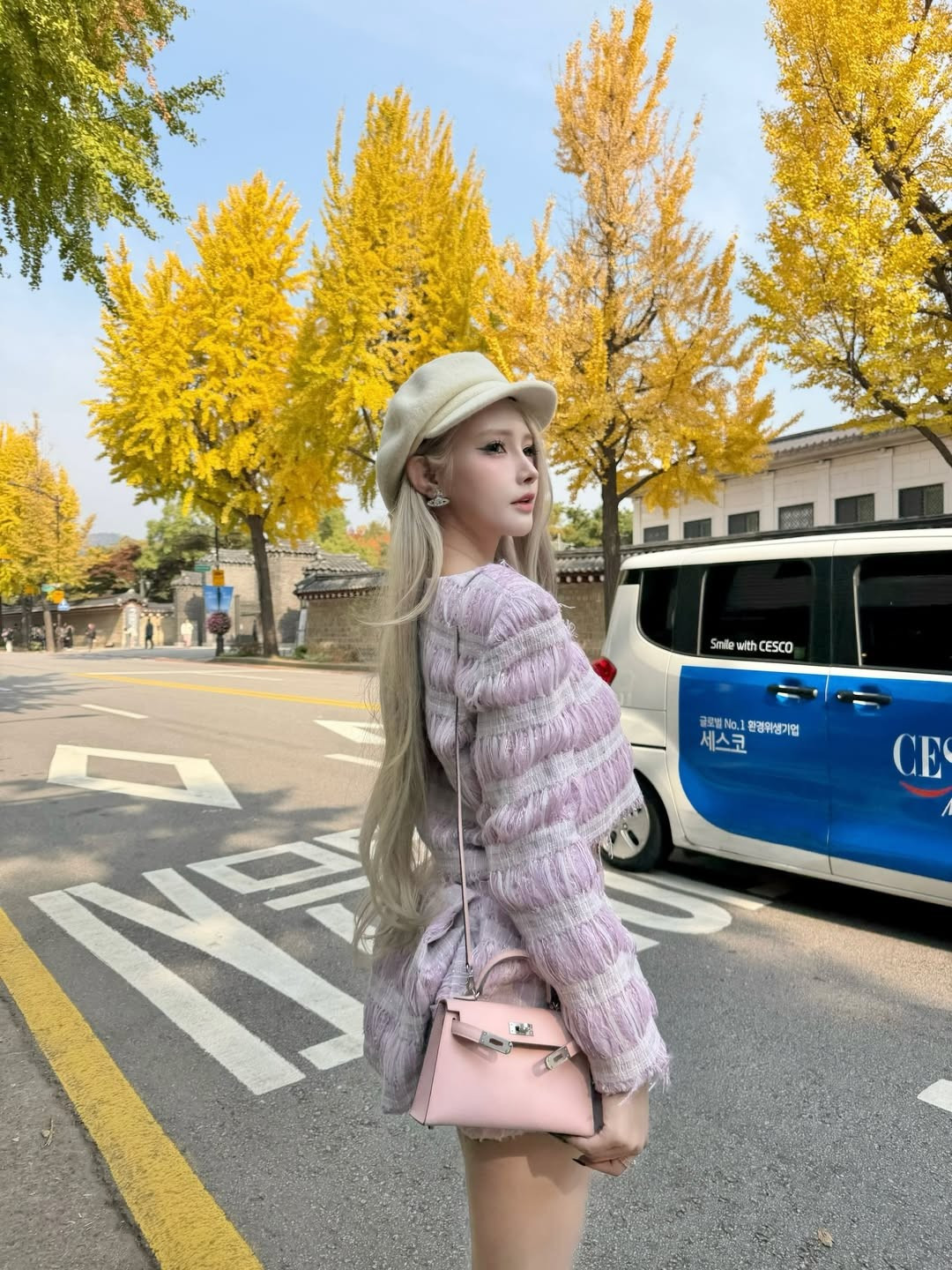 DJ Jenny Yến đã chọn một set đồ thời thượng mang đậm chất tiểu thư ngọt ngào. Cô diện set tweed với tông màu hồng pastel nhẹ nhàng xen lẫn trắng, khoe trọn vòng eo thon gọn và đôi chân dài miên man (Ảnh: IGNV)