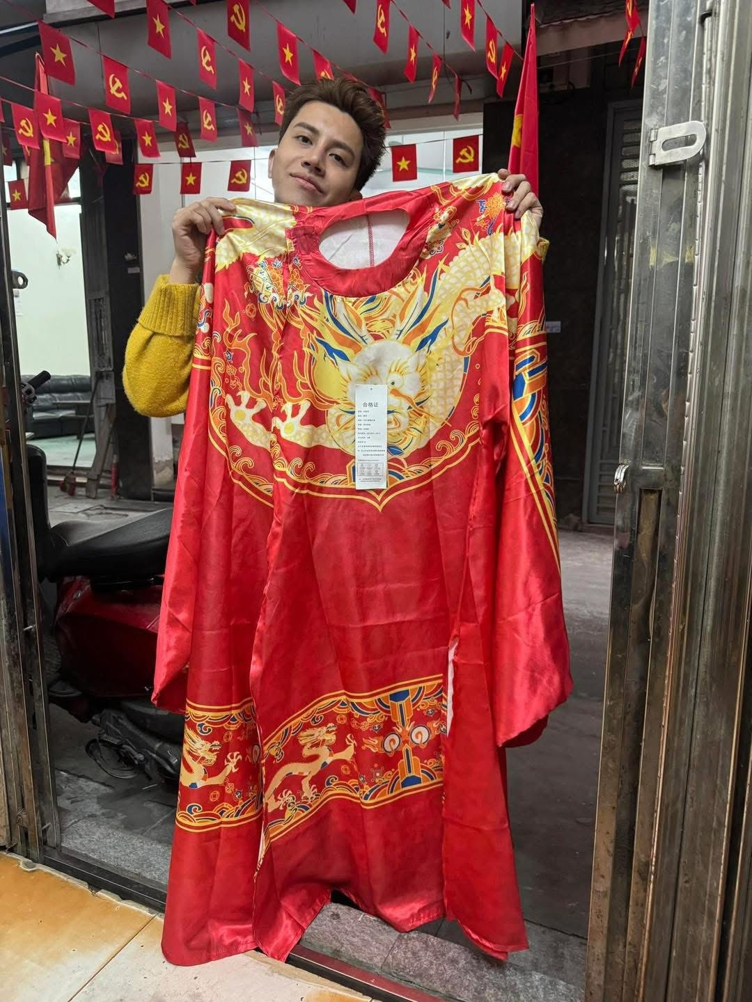 Thay vì vẻ uy nghi, lẫm liệt như hình mẫu, bộ đồ nhận về lại có chất liệu bóng loáng, mỏng manh và phom dáng rộng thùng thình. Hình ảnh rồng phượng được in ấn một cách sơ sài, thiếu độ sắc nét và tinh xảo so với nguyên tác. (Ảnh: Trung Jin)