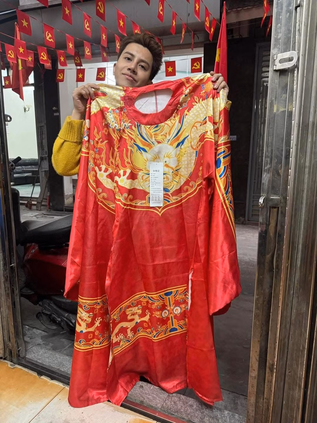 Thay vì vẻ uy nghi, lẫm liệt như hình mẫu, bộ đồ nhận về lại có chất liệu bóng loáng, mỏng manh và phom dáng rộng thùng thình. Hình ảnh rồng phượng được in ấn một cách sơ sài, thiếu độ sắc nét và tinh xảo so với nguyên tác. (Ảnh: Trung Jin)